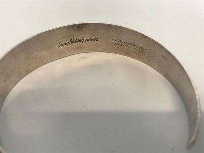 null 2 Bracelets rigides ouverts en métal argenté et patiné - Largeur : 6,5 cm