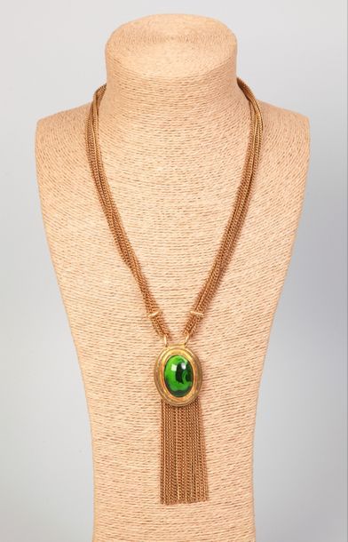 null ROGER SCEMAMA 

Collier multi chaine en métal doré à motif ovale orné d'un cabochon...