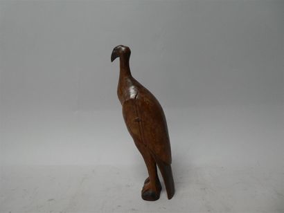 Un cimier de coiffe vautour en bois sculpté...