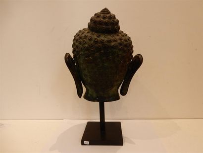 null Une tête de divinité en bronze patiné, Thaïlande, H. 30 cm (sans le socle)