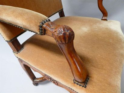 null Un fauteuil en bois naturel à dossier droit, style Régence.