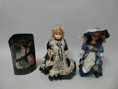 null Deux poupées à têtes en porcelaine et une poupée de voyage