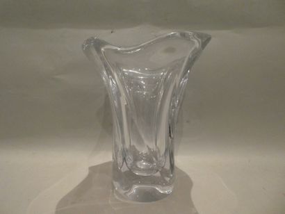 null DAUM un grand vase en cristal étiré signé sur la base "Daum - France" Années...