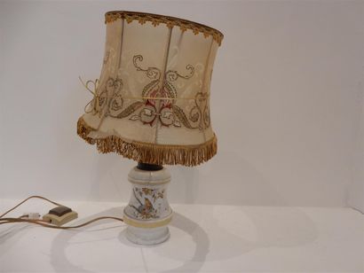 null une lampe à pétrole en porcelaine, 19ème siècle (électrifiée)
