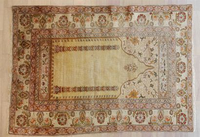 null Tapis de prière en soie à décor de mirhab, Perse, 158 x 112 cm (usures et déchirures)...