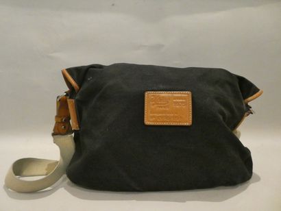 null UPLA un sac besace en toile de coton noire et cuir naturel. (état d'usage)