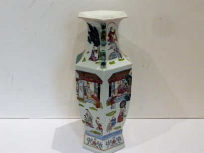 null Un important vase en porcelaine à pans coupés à décor polychrome de scènes de...