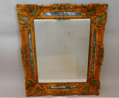 null Miroir en bois sculpté et patiné à parecloses, style Louis XIV, 69 x 58 cm