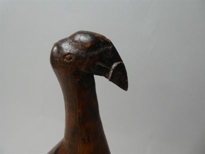 null Un cimier de coiffe vautour en bois sculpté polychrome, patine d'usage, Afrique,...