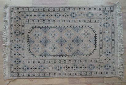 null Tapis en laine à décor géométrique sur fond beige, PAKISTAN, 84 x 124 cm (déchirure...