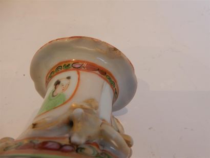 null Un petit vase balustre en porcelaine à décor polychrome d'un scène de palais...