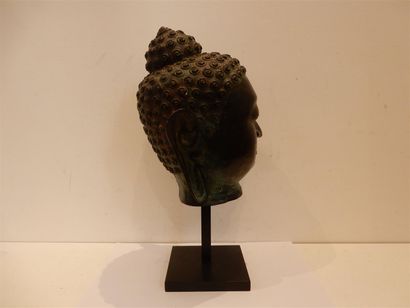 null Une tête de divinité en bronze patiné, Thaïlande, H. 30 cm (sans le socle)