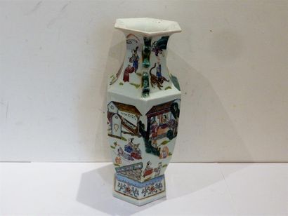null Un important vase en porcelaine à pans coupés à décor polychrome de scènes de...