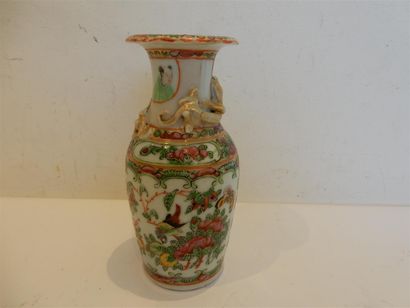 Un petit vase balustre en porcelaine à décor...