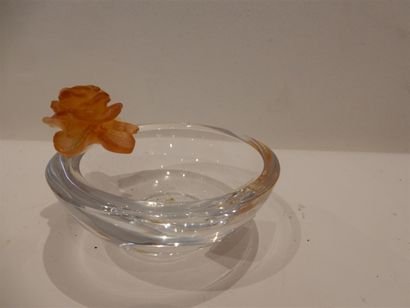 null DAUM, un vide-poche en cristal at pâte de cristal à motif de fleur jaune (a...