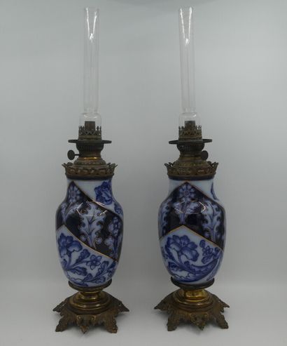 null BAYEUX, paire de lampes à pétrole en porcelaine à décor polychrome bleu et or...