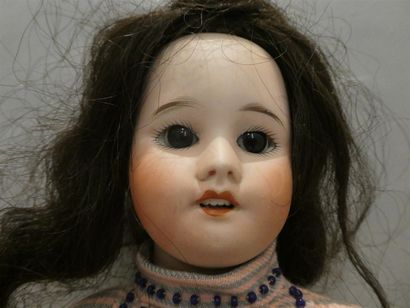 null S.F.B.J, une poupée à tête en porcelaine marquée en creux " 23 SFBJ 60 Paris...