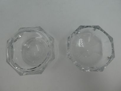 null BACCARAT, une boite en cristal taillé? hauteur 6,5 cm et diamètre 8 cm(frais...
