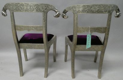 null Paire de chaises en bois recouvertes de métal repoussé à décor floral, dossier...