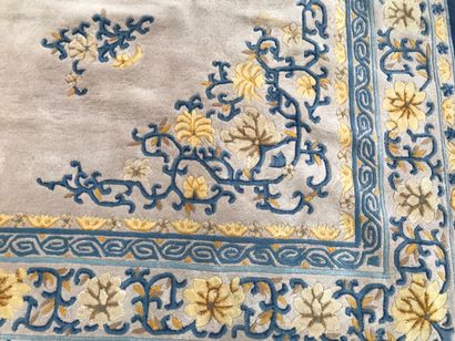 null Un grand tapis en laine à décor bleu et jaune sur fond beige, Chine, 230 x 310...