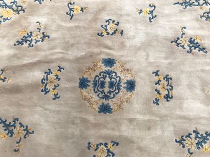 null Un grand tapis en laine à décor bleu et jaune sur fond beige, Chine, 230 x 310...