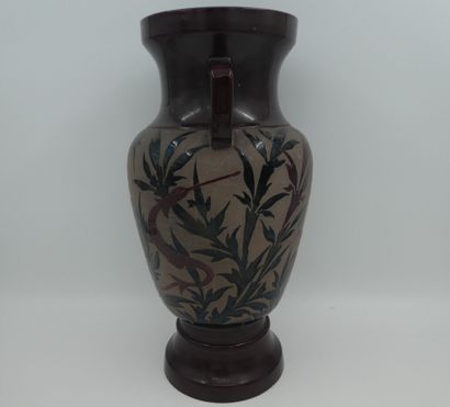 null GALLÉ Émile (1846-904), vase en céramique épaulé de deux anses à décor de poissons,...