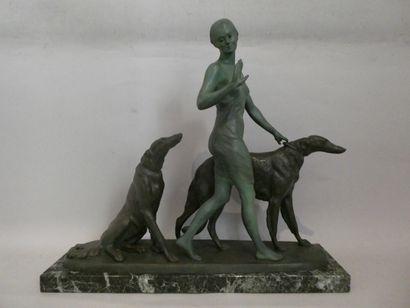 null RICHÉ Louis (1877-1949), "Femme aux deux lévriers", bronze à double patine verte,...