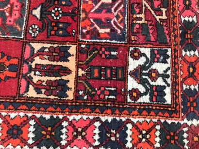 null Un tapis en laine à décor de caissons, IRAN, 210 x 290 cm