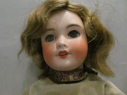 null Allemagne ? Une poupée à tête en biscuit coulé, yeux en verre bleu riboulants...