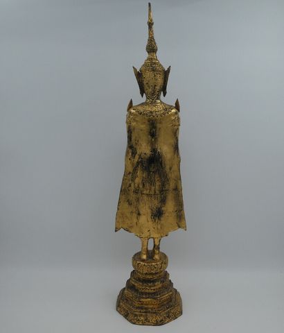 null Un Bouddha Shakyamuni les mains en abhayamudra en laiton laqué et doré debout...