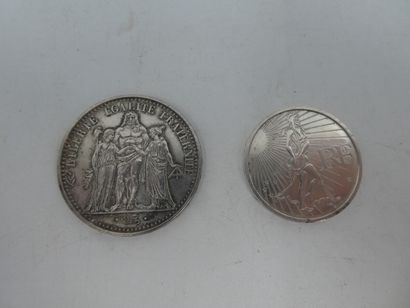 null LOT deux pièces de collection en argent : 1 x 10 francs Hercule 1965 et 1 x...