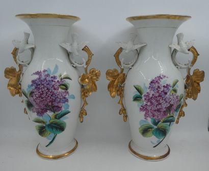 null Paire de vases de mariage en porcelaine à décor polychrome de lilas réhauts...