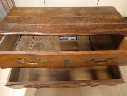 null Commode pantalonnière rustique en chêne ouvrant à deux tiroirs, Louis XV, 76...