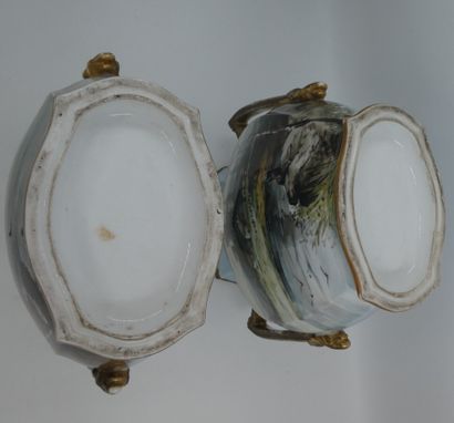 null Paire d'importants vases à côtes pincées épaulés de deux anses en porcelaine...