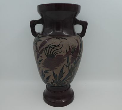 null GALLÉ Émile (1846-904), vase en céramique épaulé de deux anses à décor de poissons,...