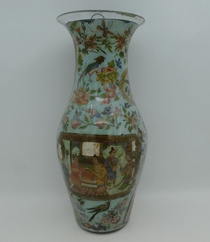 null Vase balustre "Arte Povera" en verre, à décor en fixé sous verre de personnages...