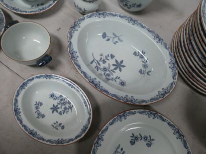 null RÖSRTRAND - Sweden, partie de service de table en porcelaine à décor émaillé...