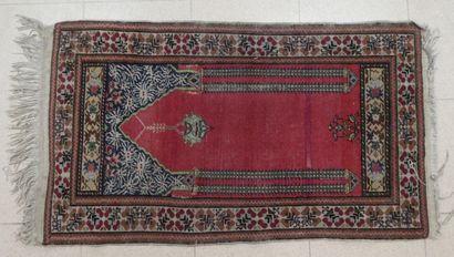 null Petit tapis de prière rectangulaire en laine à décor de mirhab sur fond rouge...