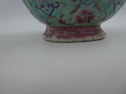 null Coupe sur talon en porcelaine à décor polychrome, Chine, hauteur 7,5 cm (ég...