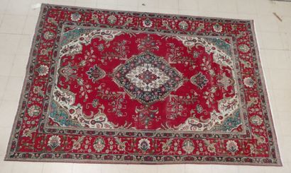 null Important tapis en laine à médaillon central à fond et bordure rouge, IRAN,...