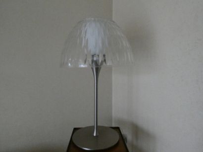 null ESTILUZ, une lampe moderne, pied en acier, hauteur 72 cm (frais judiciaires...