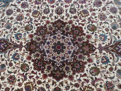 null Grand tapis en laine à décor de médaillon central sur fond crème, ISPAHAN 324...