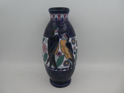 null AMPHORA. Vase en céramique façon émaux à décor de perruches sur fond de frise...