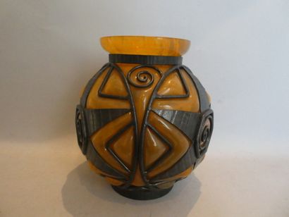 null DAUM et MAJORELLE (attribué à) Vase boule -en fer forgé et verre jaune orangé...