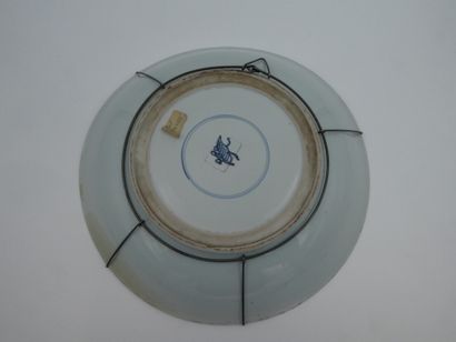 null CHINE, plat circulaire et creux en porcelaine à décor polychrome de branchage...
