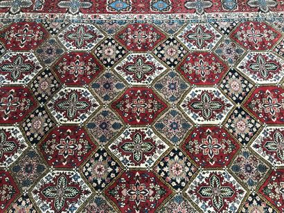 null Un tapis en laine à décor de médaillons, IRAN, 200 x 290 cm