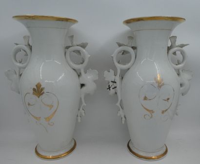 null Paire de vases de mariage en porcelaine à décor polychrome de lilas réhauts...