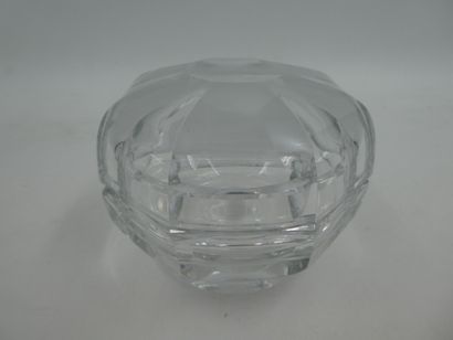 null BACCARAT, une boite en cristal taillé? hauteur 6,5 cm et diamètre 8 cm(frais...