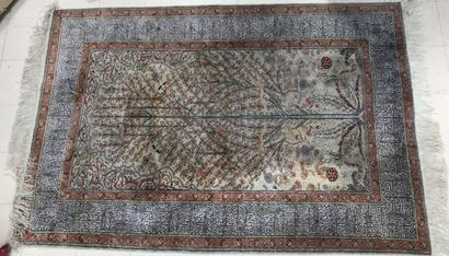 null Tapis en laine à décor d'un arbre de vie, Perse, 150 x 220 cm