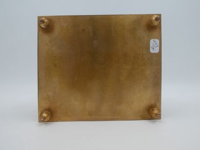 null Coffret rectangulaire en métal doré orné sur le couvercle d'une plaque en porcelaine...